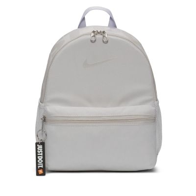 Ki.-Daybag Y NK BRSLA JDI MINI BKPK<br>Der Nike Brasilia JDI Rucksack ist eine kleine, aber effiziente Tasche,<br>damit du fÔøΩr alle deine Abenteuer bestens ausgestattet bist. Diese<br>Tasche eignet sich ideal fÔøΩr deine Freizeit mit Freunden oder in 0