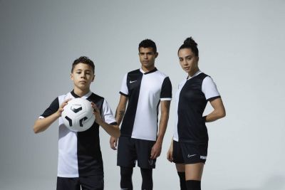 Nike Herren Shorts Dri-FIT Academy in silber