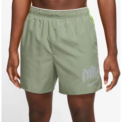 Nike M Nk Df Rn Dvn Chlngr 5Bf Shrt in grün